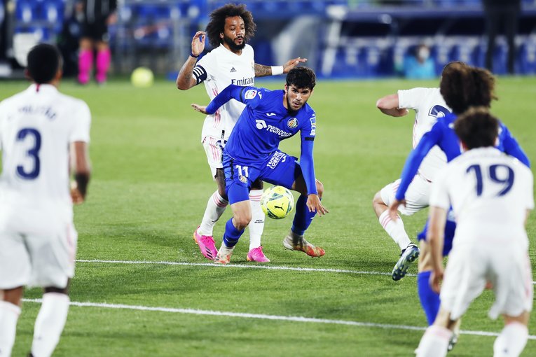 マルセロと競り合うアレニャ©Daisuke Nakashima