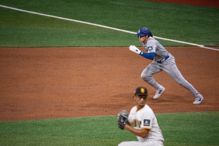 速すぎた盗塁…連続写真　©Nanae Suzuki