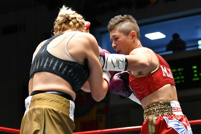 WBA 女子世界フライ級王座統一戦にて、イルマ・サンチェス（左）と藤岡（右）©AFLO