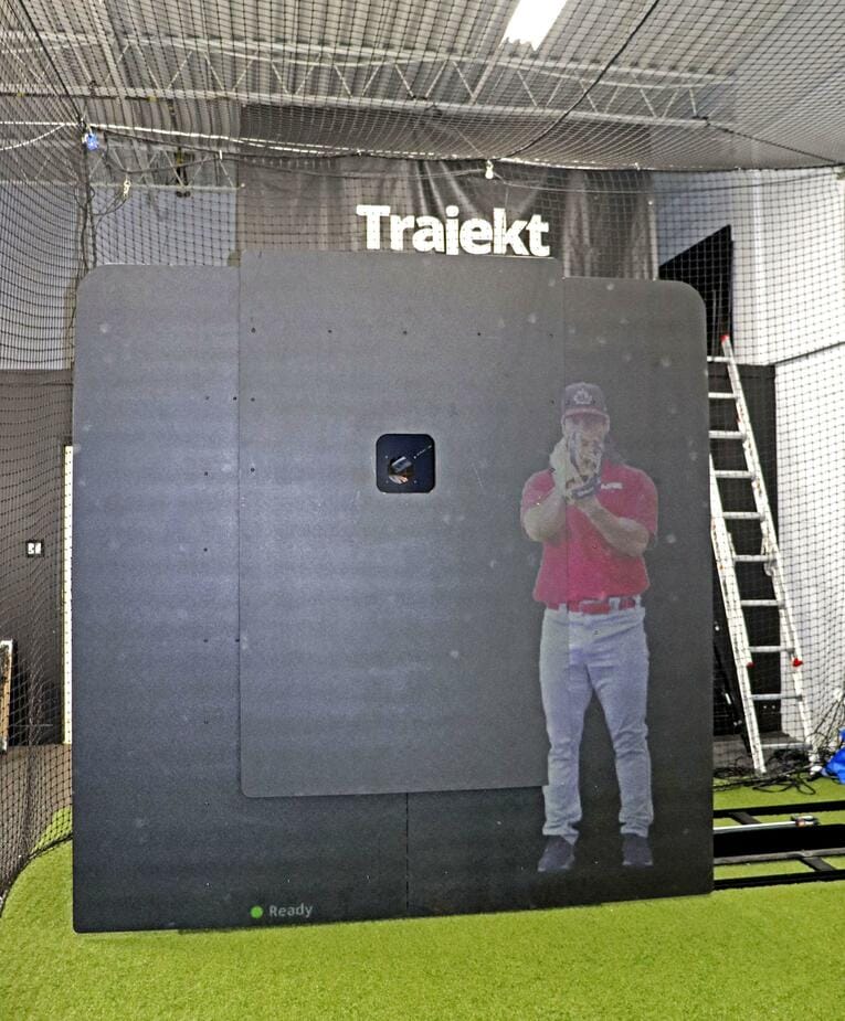 打撃マシン「トラジェクトアーク」。対戦投手の映像を流し、球種、球速、ボールの回転数などを正確に再現する　©KYODO