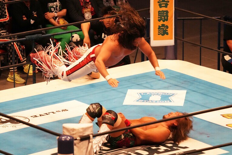 辻陽太の豪快なフライングボディプレス　©Essei Hara