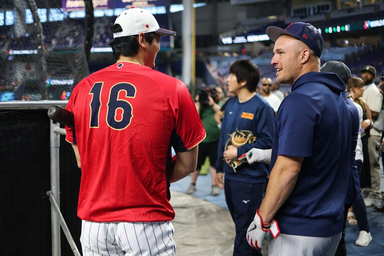 試合前に談笑する大谷とトラウト　©Getty Images