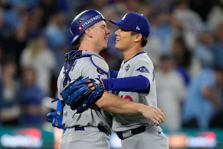 山本の投球を理解し、支え続けるスミス　©AFLO