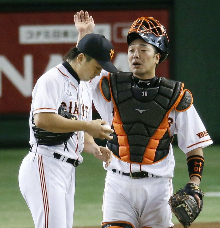 2012年日本シリーズでの“中大ポカリ事件”。マウンドで阿部捕手に頭をたたかれる巨人先発の沢村©Kyodo News