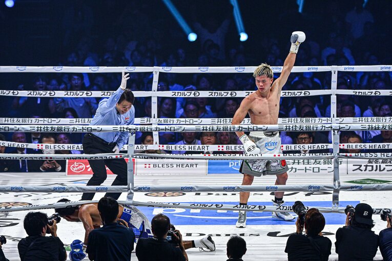 9ラウンドのダウンシーン。アシロは試合後「ダメージはなく、スリップだった」と語った　©Takuya Sugiyama