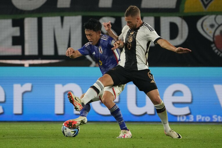 遠藤航とヨシュア・キミッヒのデュエル　©Masashi Hara