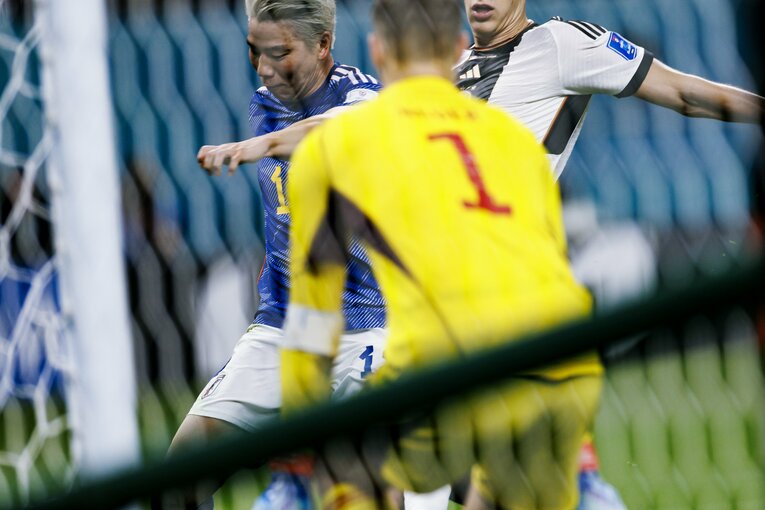 板倉のFKから“神トラップ”で抜け出した浅野拓磨（28歳）　©Kiichi Matsumoto／JMPA