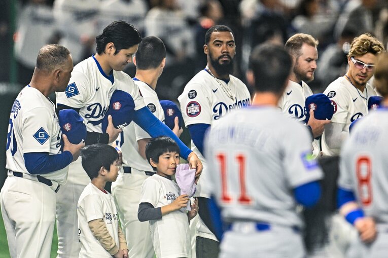 そっと帽子を手渡す、さりげない気遣いを見せた