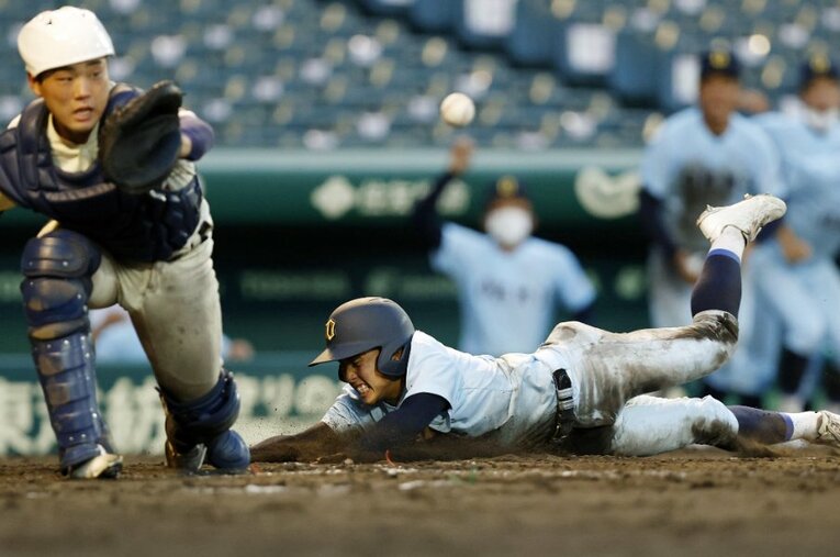 8月26日の甲子園準々決勝、近江－神戸国際大付にて、サヨナラの生還を果たした近江の明石 ／ photograph by KYODO