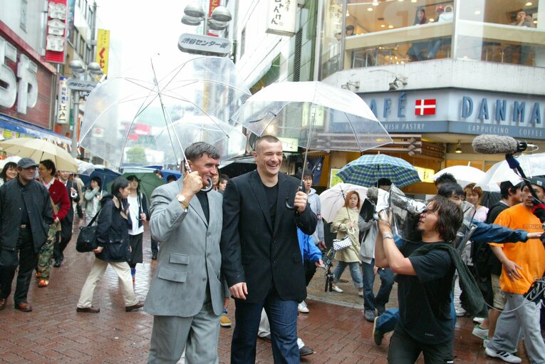 楽しげに渋谷を散策するミルコ　©Susumu Nagao