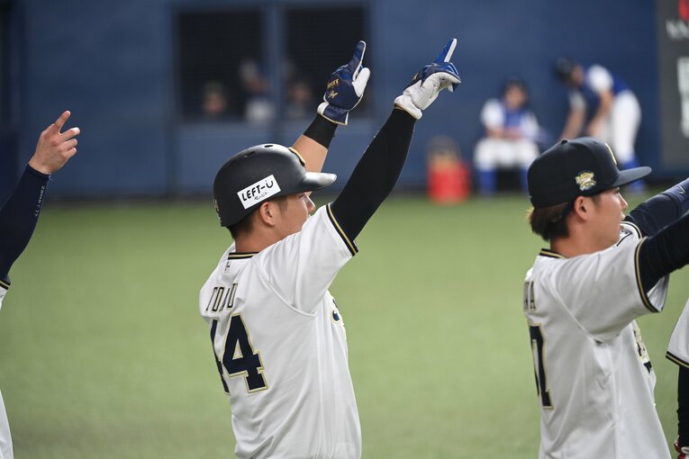 味方打線の躍動を喜ぶ頓宮ら　©︎Naoya Sanuki