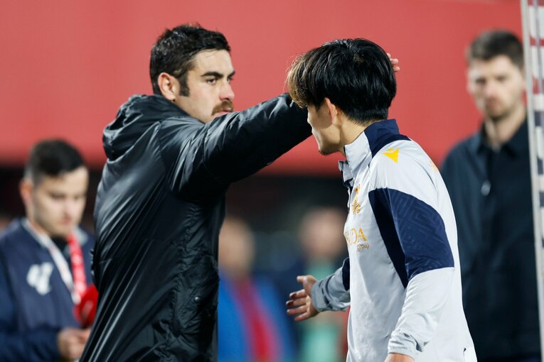 先にインタビューを受けたアブドンと挨拶を交わす久保　©Daisuke Nakashima