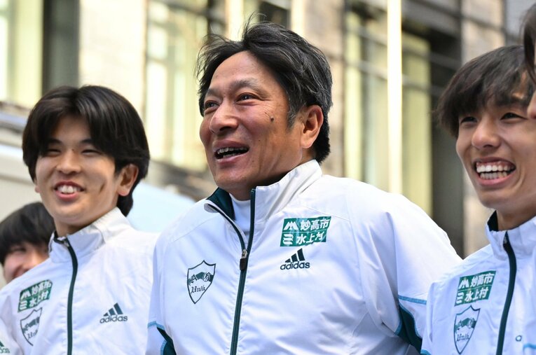 年始の箱根駅伝で9度目の総合優勝を飾った原晋監督と青学大駅伝チーム。来季からは女子駅伝にも参戦するという ／ photograph by JMPA