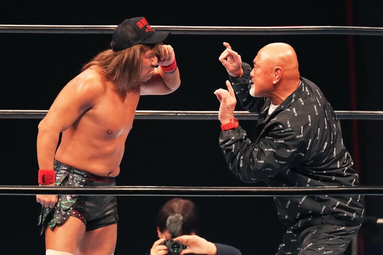 2月21日に東京ドームで行われる武藤敬司の引退試合の相手に指名された内藤哲也。リング上でポーズをとって向き合う