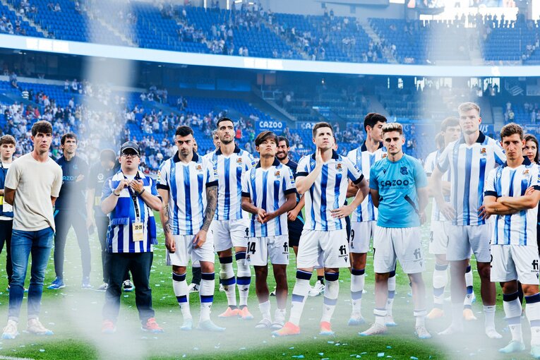 久保建英22歳誕生日に「タケはアイドル」日本語ボードの子供、メッシっぽい新ユニ姿やソシエダ主将との別れ…カメラマンが見た“幸せな最終節”(53)