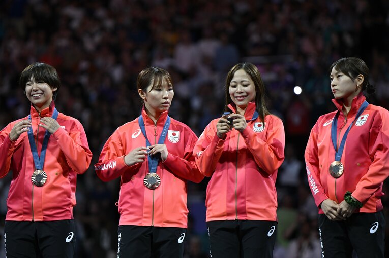 女子フルーレ団体のメダルセレモニー　©Asami Enomoto/JMPA
