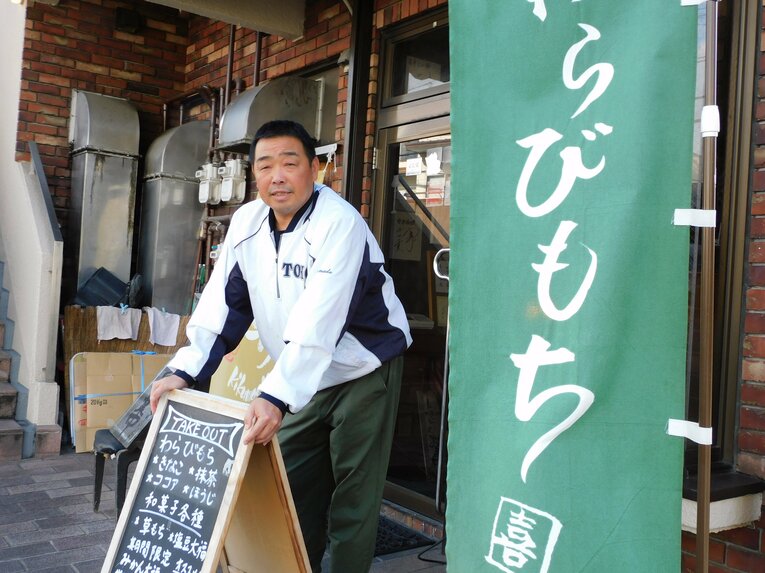 自らわらび餅を作り、店頭にも立つ山田さん　©︎NumberWeb