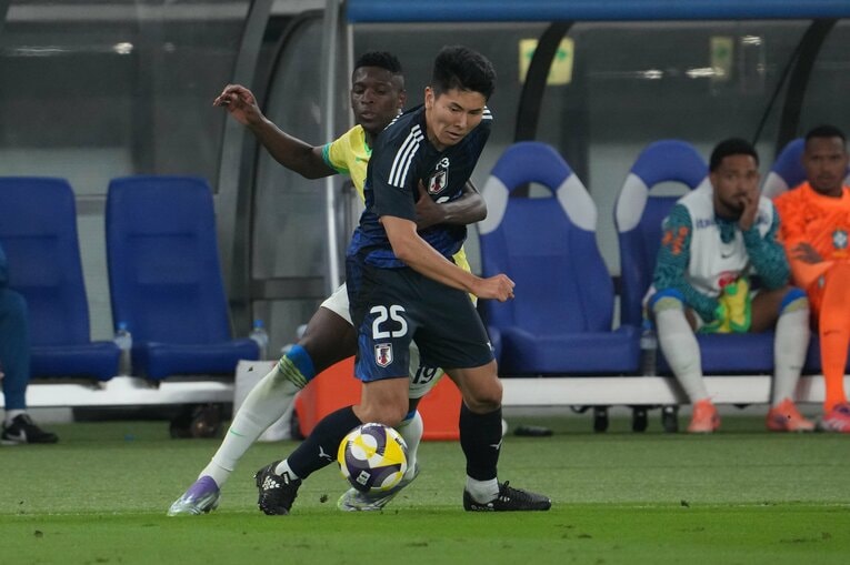 ブラジル戦、ルイス・エンリケを封じる鈴木淳之介　©Masashi Hara/Getty Images