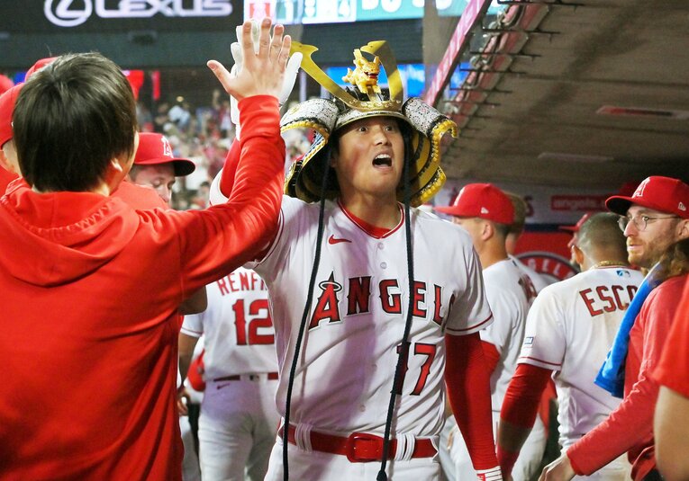 今季30号を放ち、ベンチで祝福される大谷翔平（3枚目／全3枚）　©JIJI PRESS