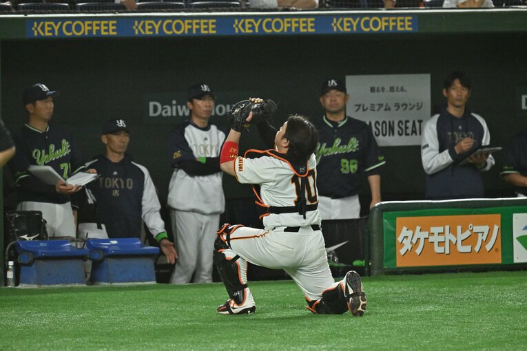 ボールを大事に拝み取りする甲斐　©Hideki Sugiyama