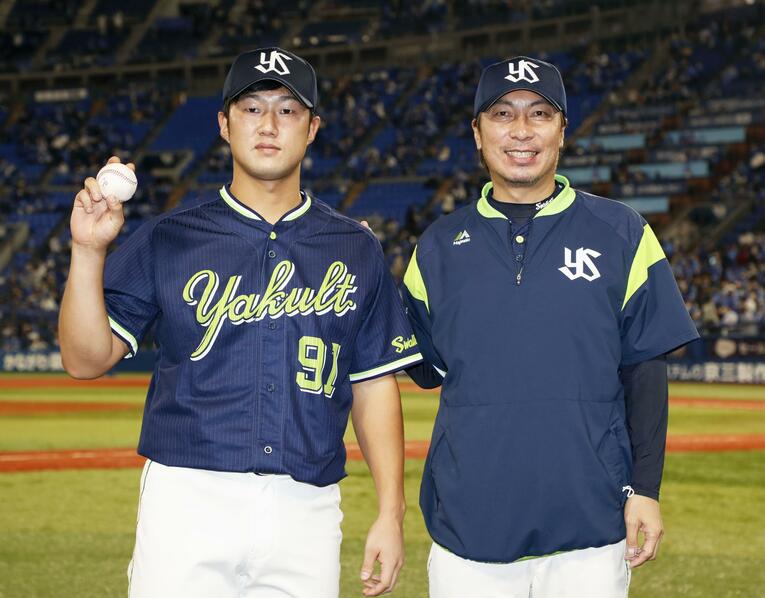 新天地のヤクルトで先発として初勝利を挙げた歳内は高津監督と記念撮影に収まる　©︎KYODO