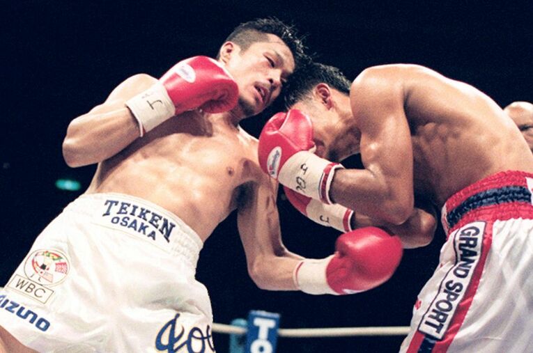 1997年11月22日、大阪城ホールでのWBC世界バンタム級タイトルマッチ。左のボディーブローでシリモンコンを攻める辰吉丈一郎 ／ photograph by KYODO