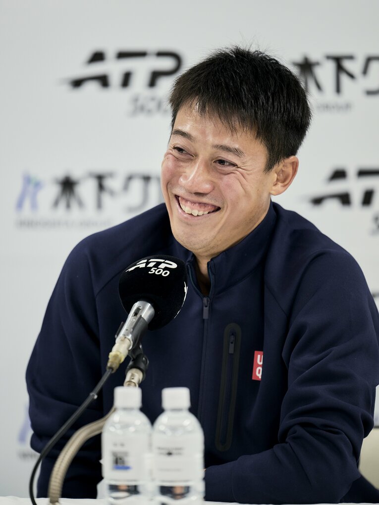 「180cm以下の選手は2、3歩前からサーブしていいことに」と切実（？）な提言で微妙な笑いを取り、いまいち締まらずに会見を終えたのも錦織らしかった　©Yuki Suenaga