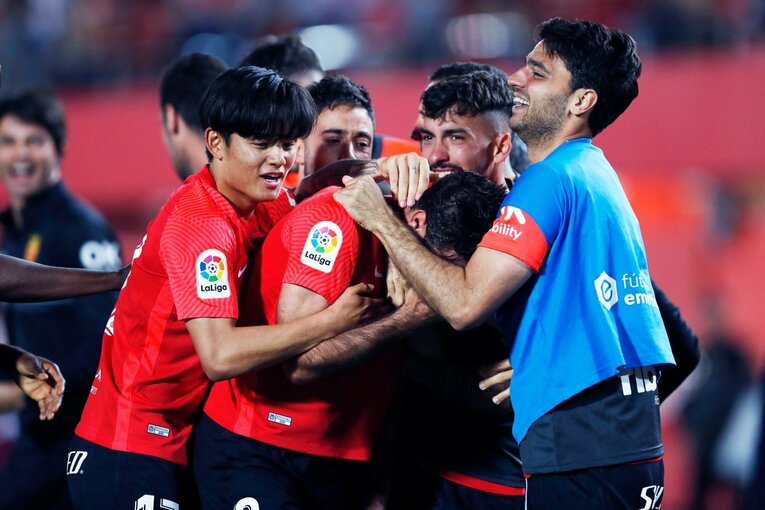 「クボ、ユニホームお願い」来季のレアル去就報道が出てもマジョルカで愛される久保建英…「残留か降格の最終節」で輝くか〈撮影者の視点〉(46)