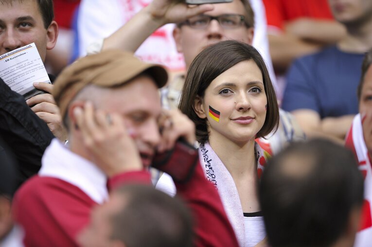 EUROにいた美しい女性サポーターの応援姿（50枚超）　©Sports Graphic Number