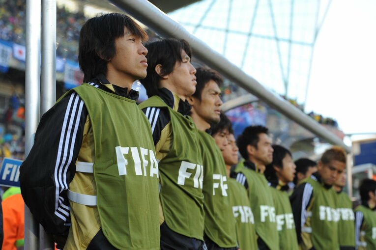 南アフリカW杯直前にレギュラーから外され、本大会では26分間の出場に留まった中村俊輔（左）。大会後に日本代表引退を発表した　©︎Kaoru Watanabe / JMPA