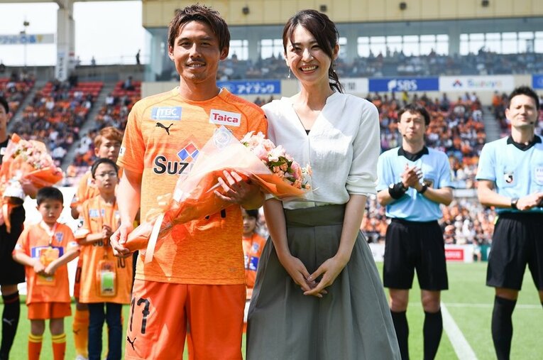 清水エスパルス時代の河井陽介選手と広瀬さん ／ photograph by J.LEAGUE
