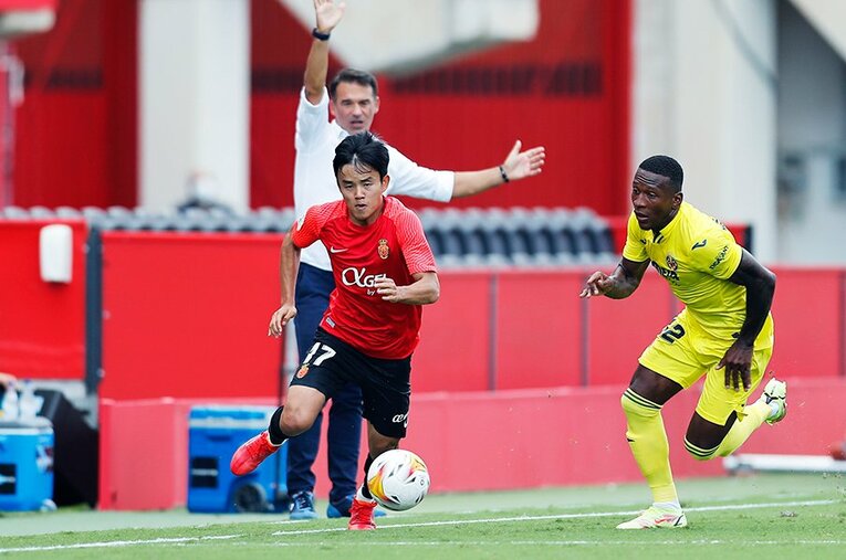 「クボ、ユニフォームちょうだい！」久保建英の“ティキタカ”は地元の子供、タクシー運転手にも人気… ビジャレアル相手に見せた敬意とは〈激写〉(12)