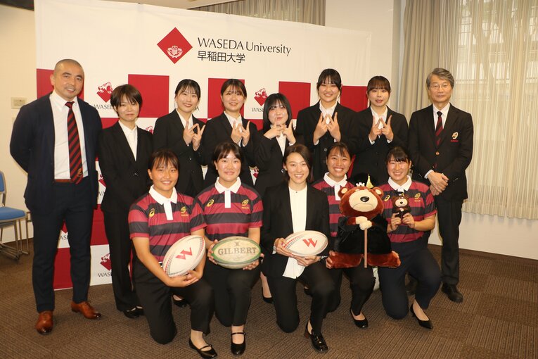 2年前の早大女子ラグビー部創設メンバーたち。後列左が柳沢ディレクター　©Nobuhiko Otomo