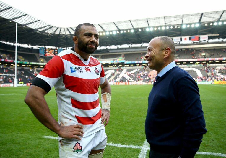 2015年W杯サモア戦に勝利し、笑顔で言葉をかわすリーチマイケル（左）とエディー・ジョーンズ　©︎Getty Images