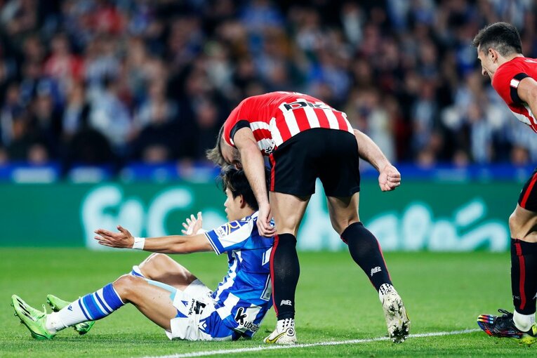 「“クボの疑惑PK”を写真で見ると」「日本代表ユニの少年も」ダービー熱狂のゴラッソ…映像で伝わりきらない“MVP久保建英”の英雄ぶり(52)