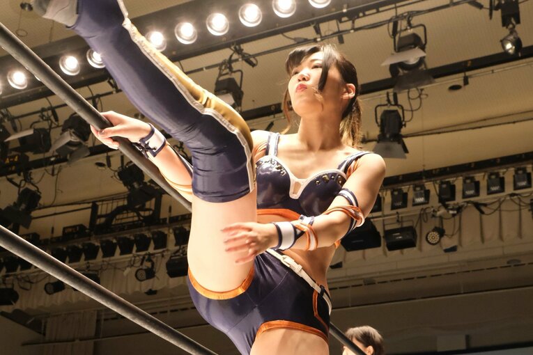 家庭科の先生がなぜ女子プロレスラーに？ 「ジャイアント馬場の技」を使う“177cmの大器”レディ・Cの快進撃…岩谷は「1年以内に化けます」(2)