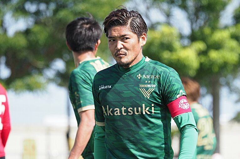 38歳となるシーズンでもオーラを放つ大久保嘉人。そのパーソナリティで、ヴェルディ復権の一翼を担えるか。 ／ photograph by Tetsuro Kaieda