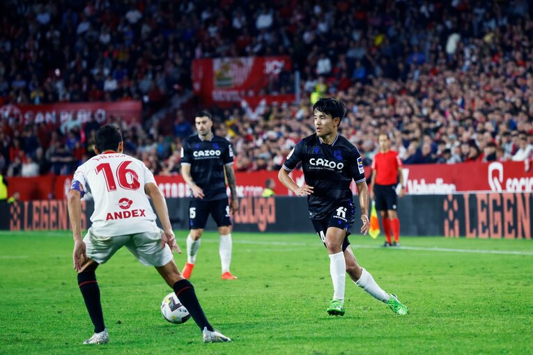 久保建英「脱臼ケガ明け緊急出場」を撮った…W杯へ頼もしい攻撃力と“激論”、気になるのは“ほぼ90分プレー時の疲労感”(36)