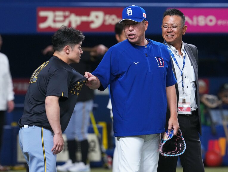 坂本誠士郎（阪神）と雑談する井上監督　©Sankei Shimbun