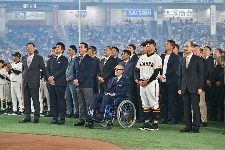巨人の歴代監督、レジェンドOBたちと整列　©Hideki Sugiyama