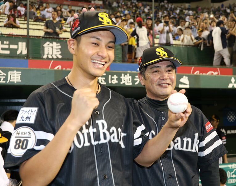 2018年8月、ソフトバンク1年目にプロ初登板で初勝利。右は工藤公康監督（当時）　©JIJI PRESS
