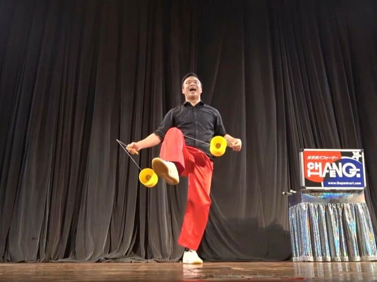 「体育館裏、彫刻刀で左腕を…」マイケルや金正恩に技を披露した大道芸人が壮絶イジメ体験を中高生に伝える理由《中3で渡米、17歳でW杯》(16)