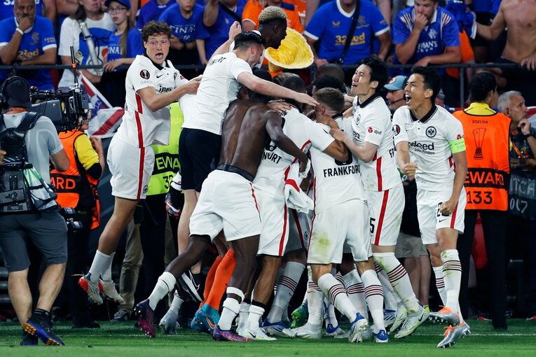 鎌田大地の号泣と“日の丸スパイク”に思い出す4年前の「カタールW杯には絶対出たいですよ」 長谷部誠とのEL優勝写真に“秘められた熱量”とは(48)