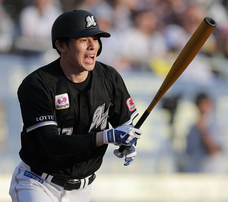 11月17日のファン感謝イベント。打席に立ち、安打を放った佐々木朗希　©JIJI PRESS