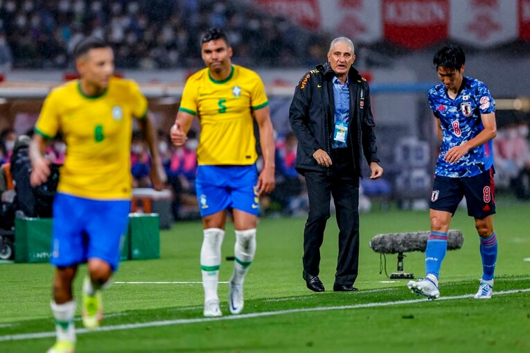 日本の攻撃の芽を摘んだカゼミーロ　©Kiichi Matsumoto/JMPA