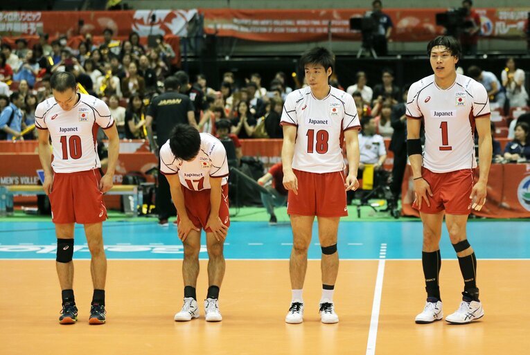 リオ五輪予選で出場権を逃した日本代表。左から深津英臣、関田誠大、米山雄太、清水邦広　©︎JIJI PRESS