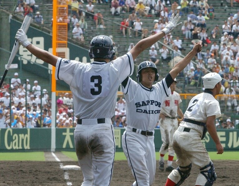 2002年夏の甲子園1回戦で優勝候補・智弁和歌山を追い詰めた札幌第一。9回裏、土壇場で同点に追いつく　©︎Asahi Shimbun