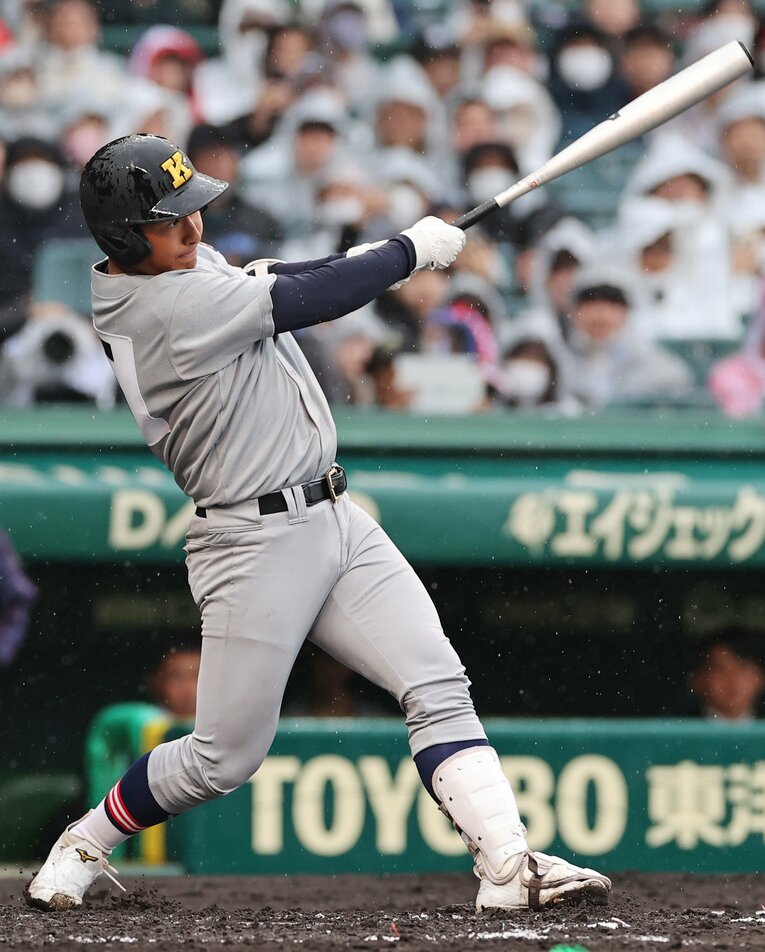 2023年の選抜大会初戦でヒットを放った慶應高の清原勝児　©︎JIJI PRESS