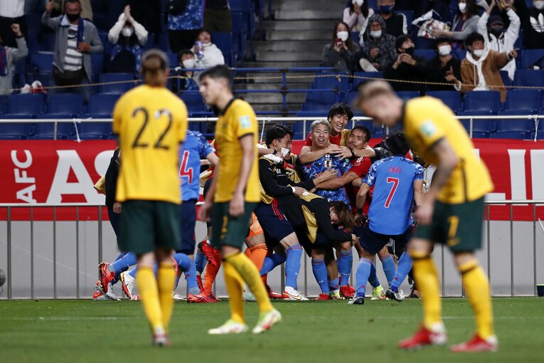 オーストラリア戦、浅野のゴールに歓喜する長友らサッカー日本代表　©JMPA