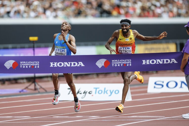 【4枚目／11枚】衝撃のマラソン「写真判定」シンブとペトロスのデッドヒートを連続写真で！　©Kiichi Matsumoto